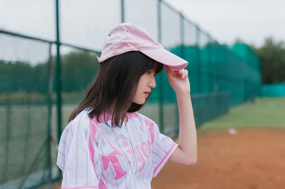 清纯棒球美女青春靓丽操场活力写真图片