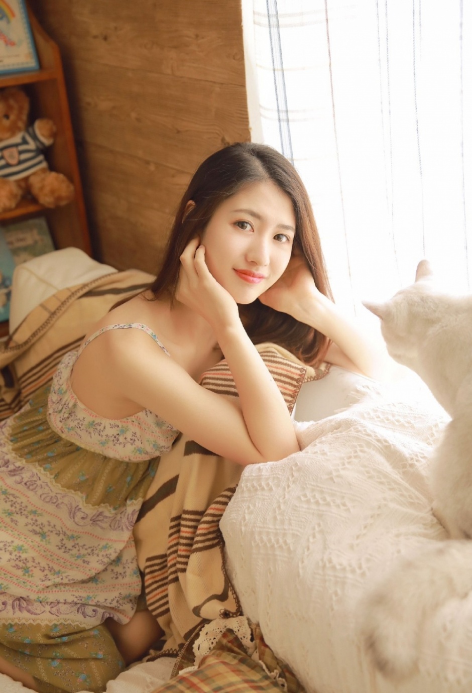 美女御姐少妇低胸连衣裙深沟性感诱惑图片