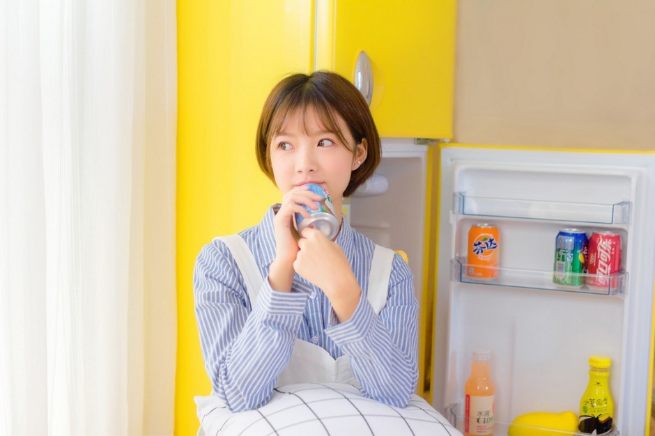 清纯白净短发美女居家甜美写真图片