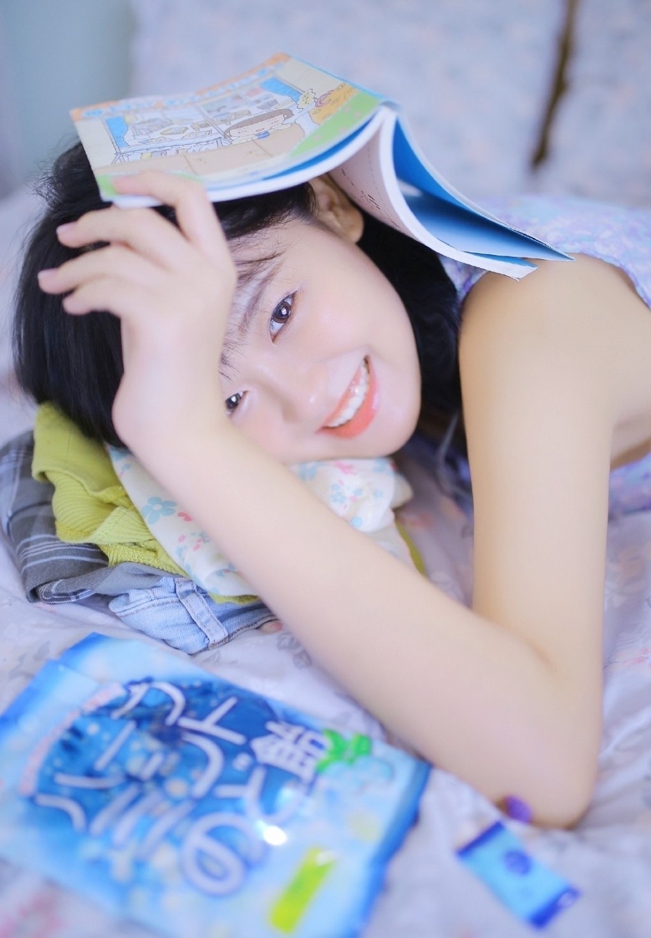 娇艳白嫩美女吊带短裤性感写真图片