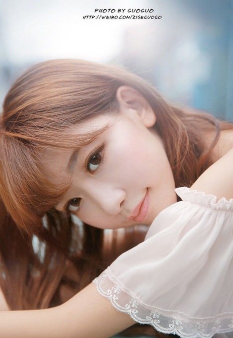 大眼清纯美女诱人香肩雪白蕾丝公主裙养眼生活照