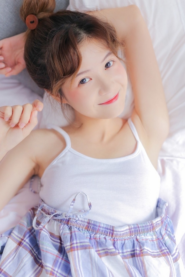 千娇百媚清纯少女性感吊带床上撩人写真图片