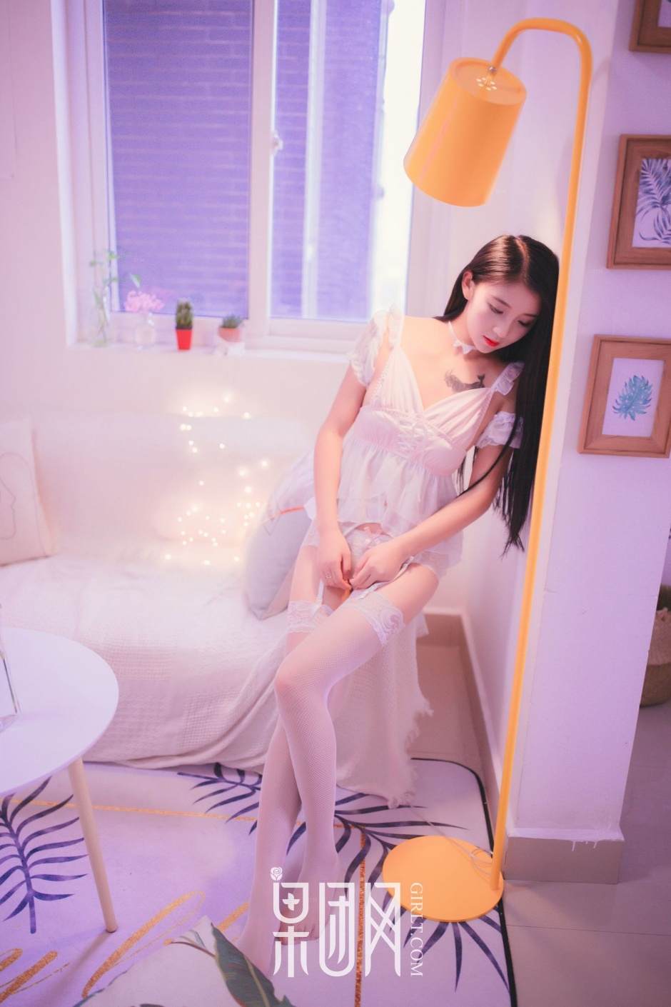 樱桃小唇的清纯女神身穿蕾丝纱裙,皮肤若隐若现魅惑至极