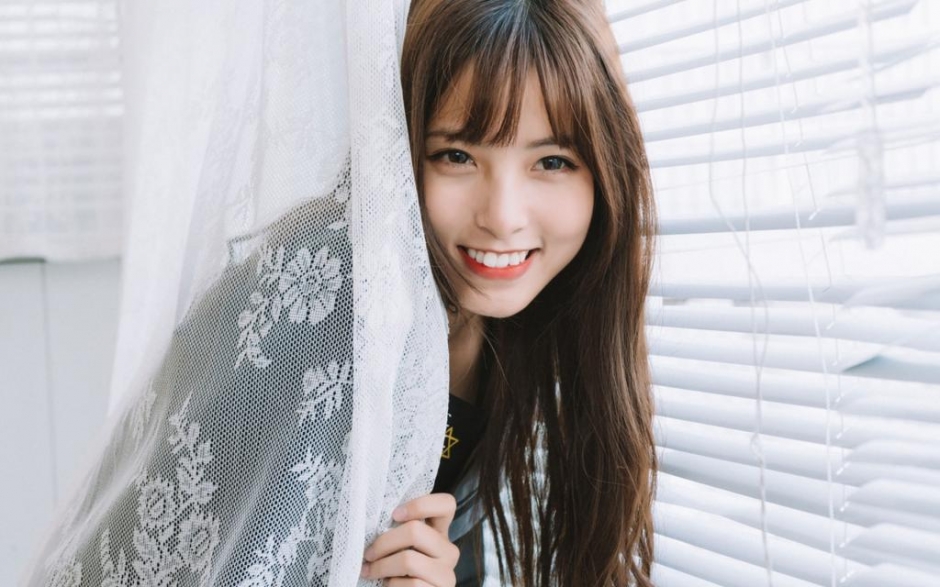 制服美女大学生长发披肩唇红齿白图片