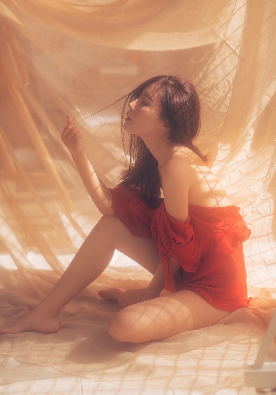 性感红衣美女床上大胆裸露玉背诱惑写真图片