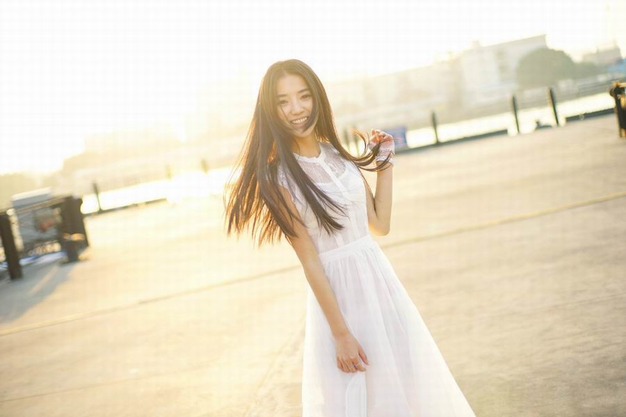 清纯美女赵洁夕阳下白色长裙明艳唯美写真图片