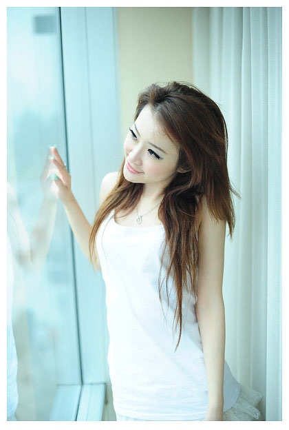 吊带背心短裙御姐私房美腿写真图片