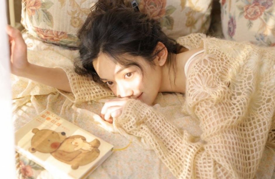 性感香肩混血美女镂空衫美腿真空诱人图片