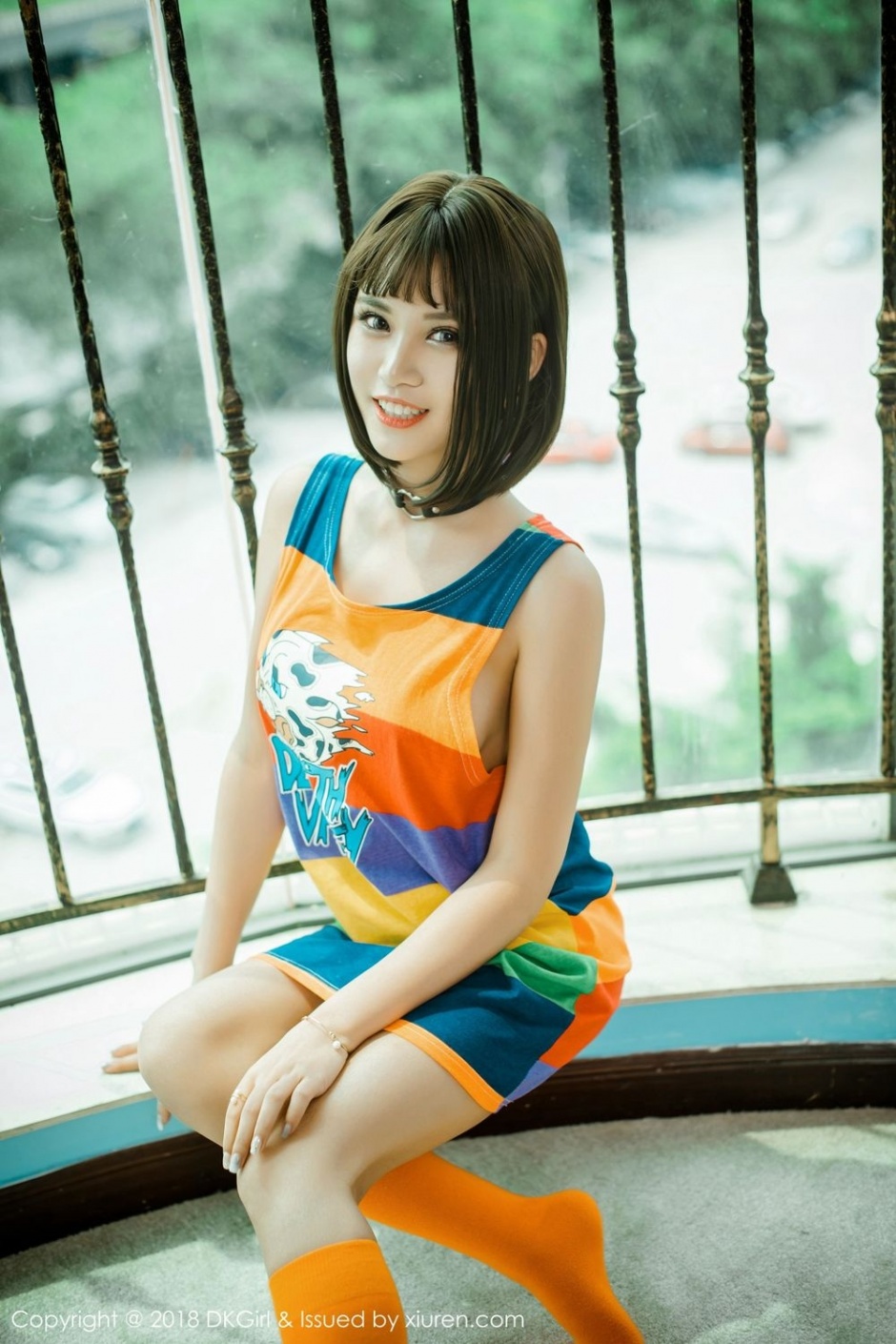 迷人小妖精阳台大秀美腿酥胸性感诱惑