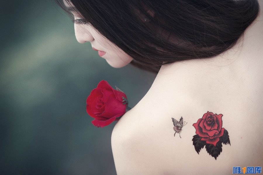 黑色性感长裙美女天台冷艳写真