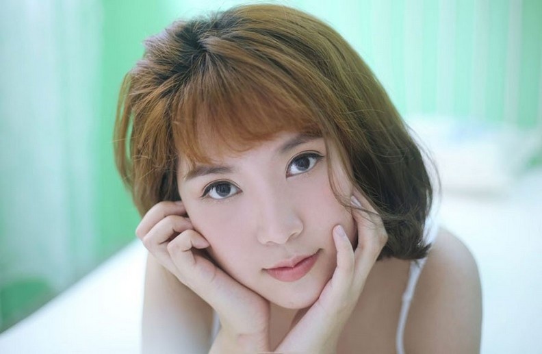 性感短发美女蕾丝肩带滑落白胸诱人图片