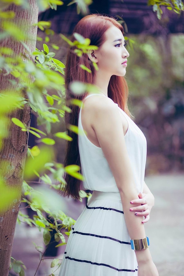 清纯美女野外长裙纯白写真照