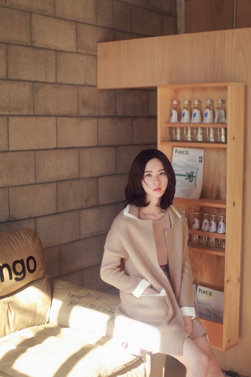 气质短发美女柔情似水室内唯美写真图片