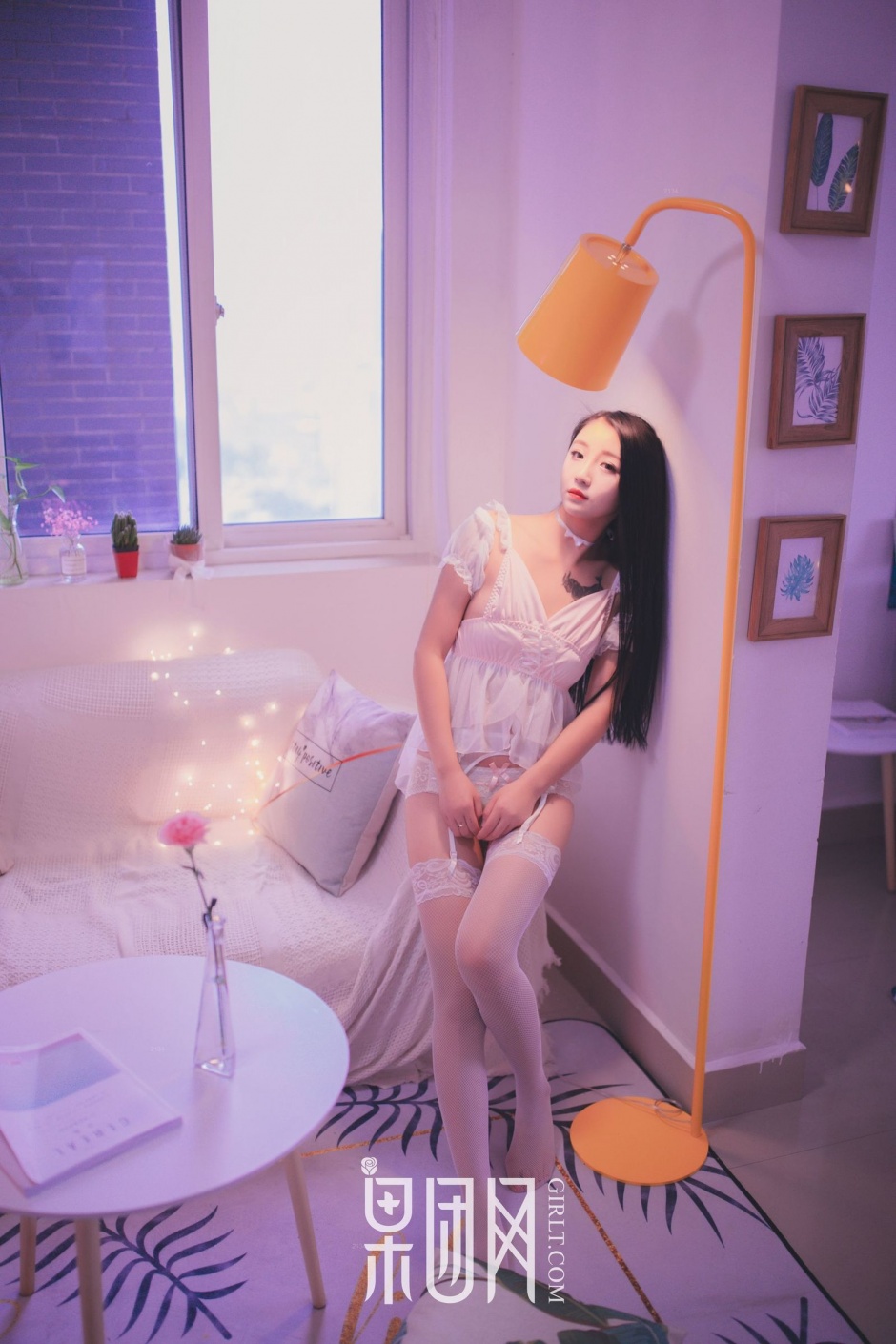 樱桃小唇的清纯女神身穿蕾丝纱裙,皮肤若隐若现魅惑至极