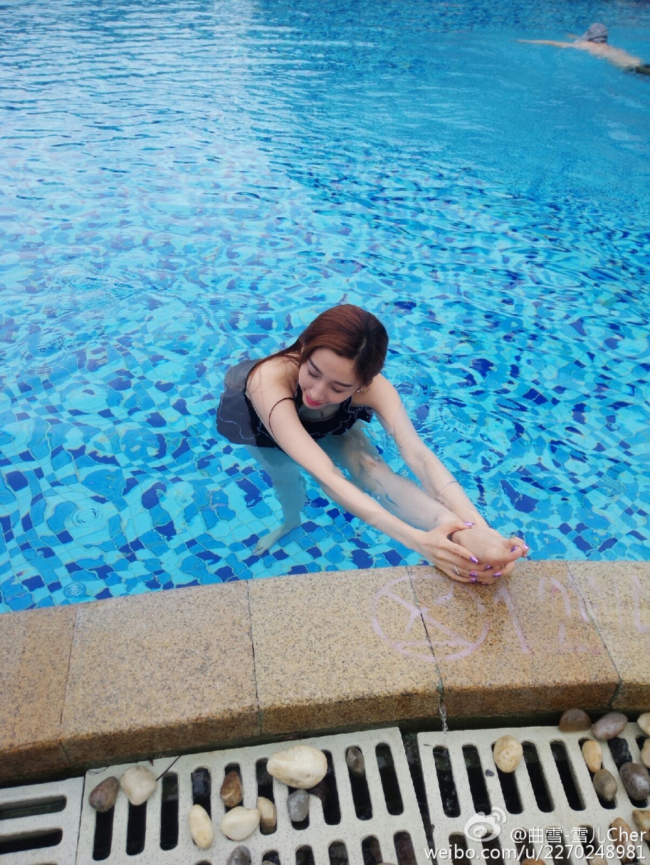 网红女神曲雪腰细腿长高叉牛仔裙诱惑街拍写真