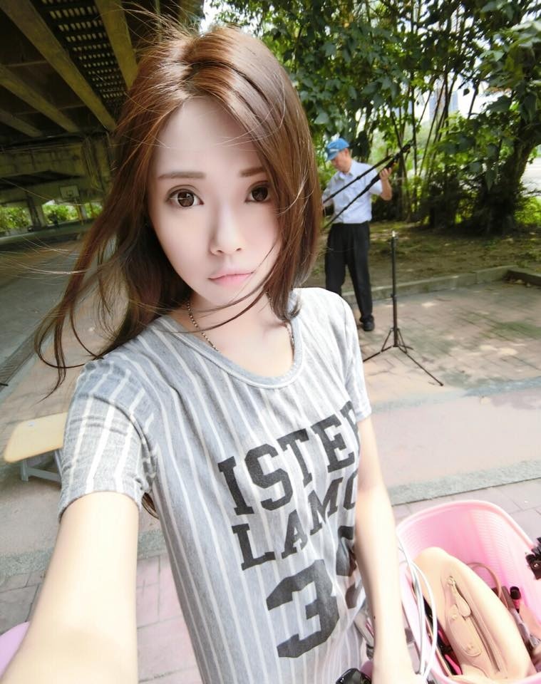 台湾大眼美女模特承容姣好面容街拍图片