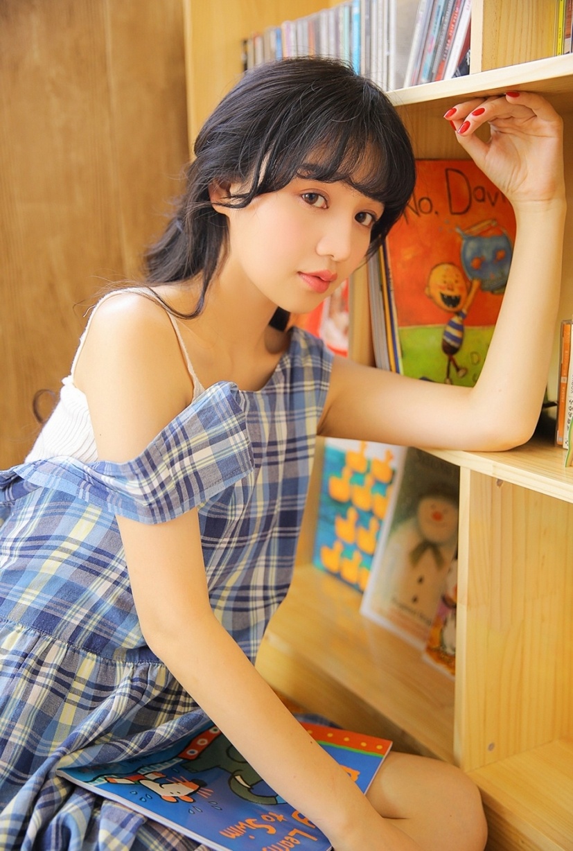 长卷发清纯大眼萌妹子文艺恬静私房写真图片