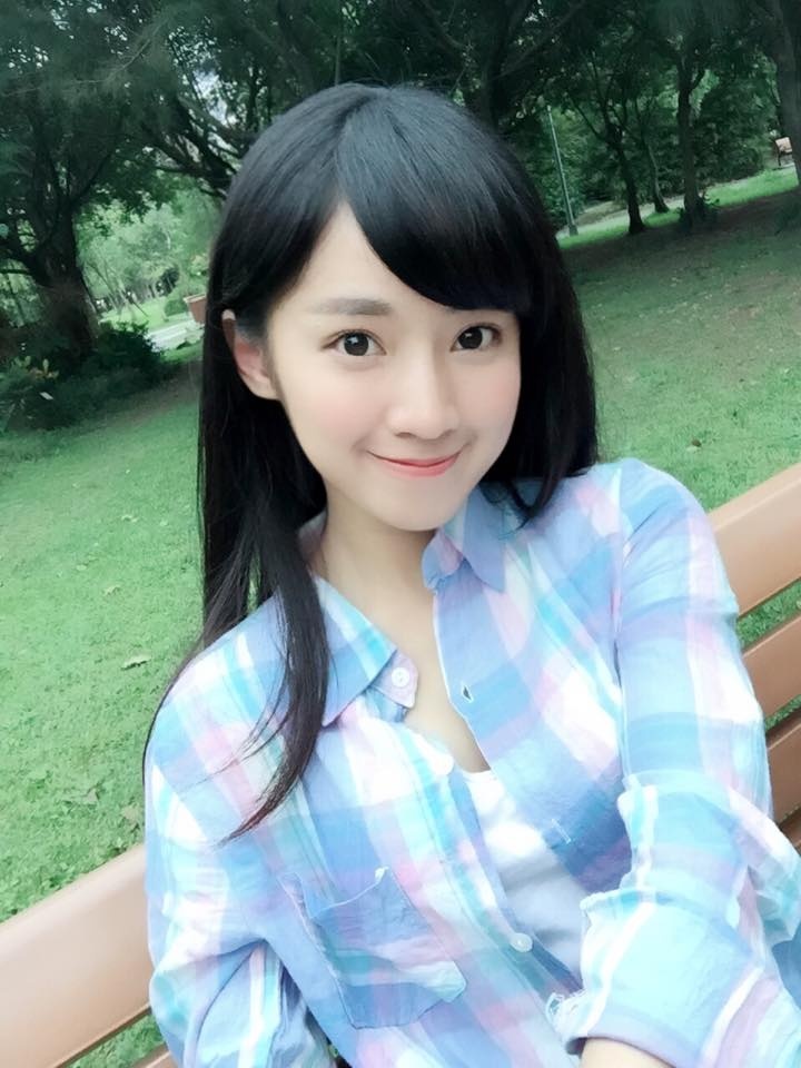 治愈系美女安婕希(陈奕安)甜笑迷人户外写真图片