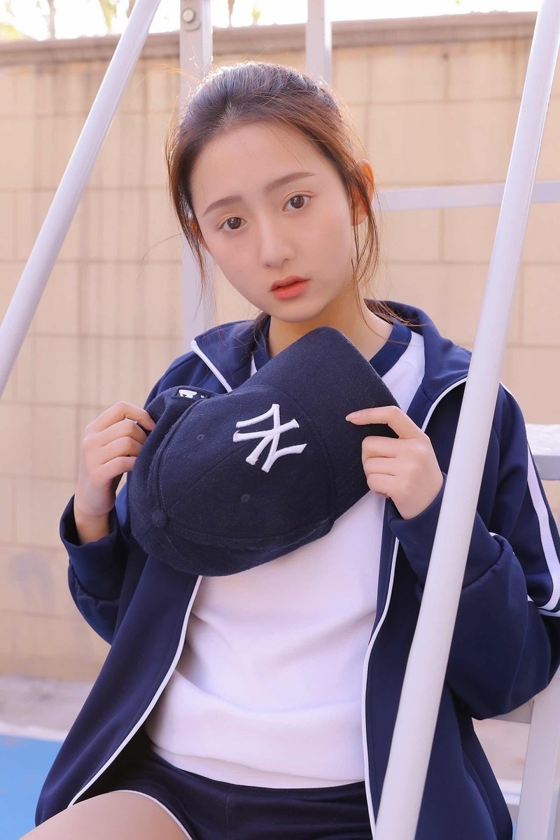 阳光鸭舌帽少女户外运动制服性感写真图片