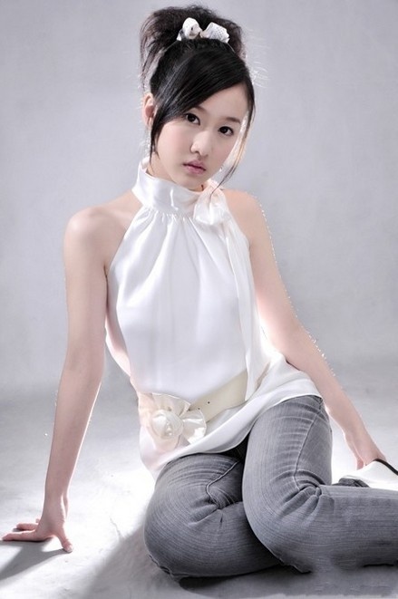 俏皮可人清纯90后美女刘美含艺术照