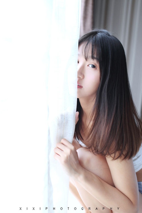 水嫩肌肤美女性感背心床上露胸诱惑