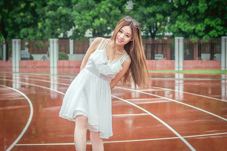 清纯少女长发白色短裙雨后操场唯美写真照
