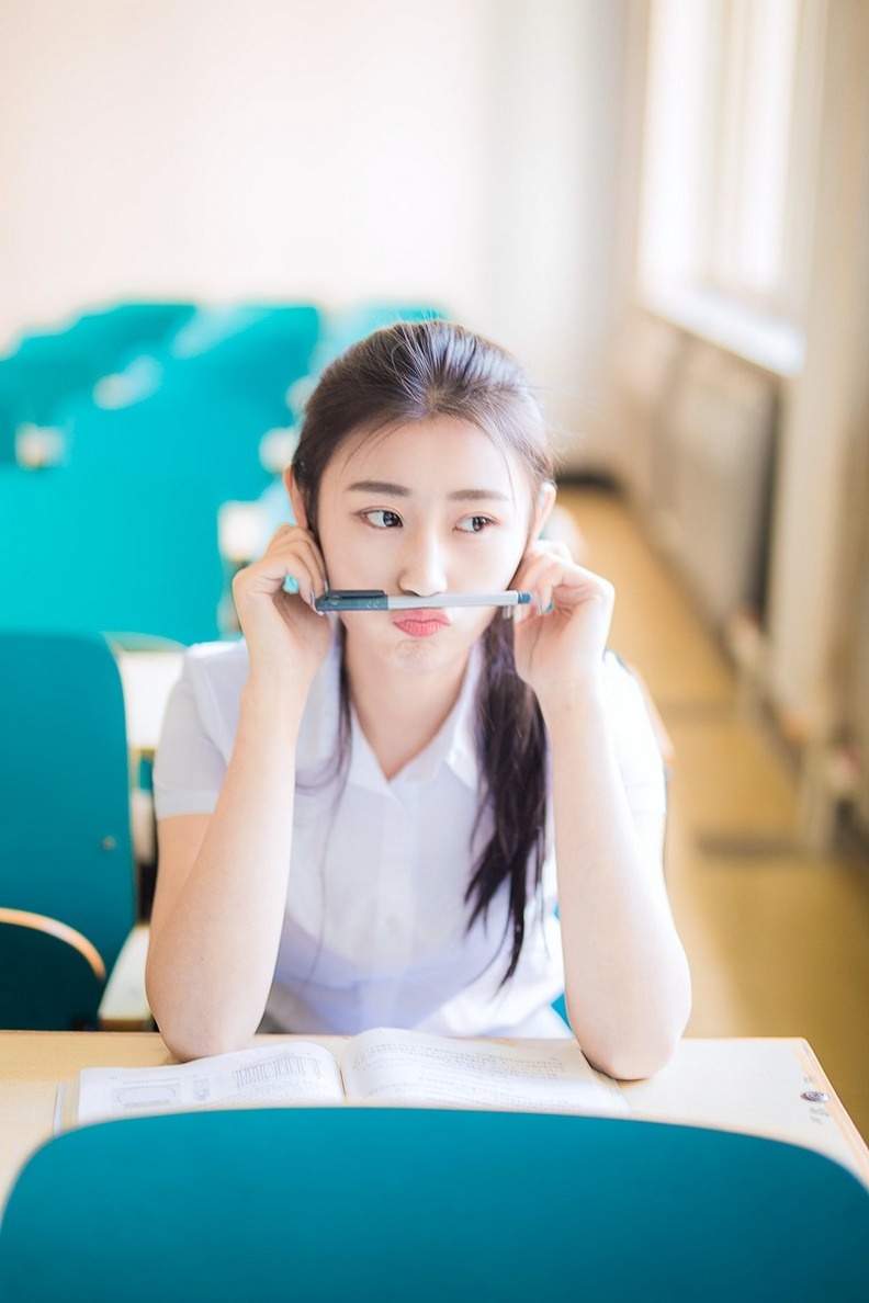 高校美女校花貌若天仙五官精致迷人写真图片