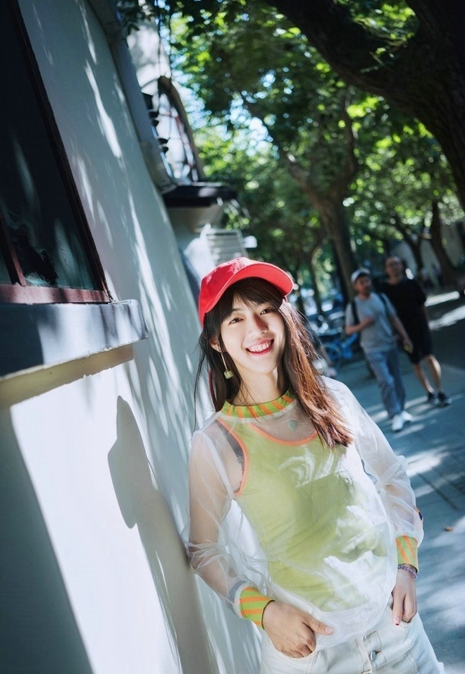 阳光娇俏时尚美女个性不羁街头户外摄影图片