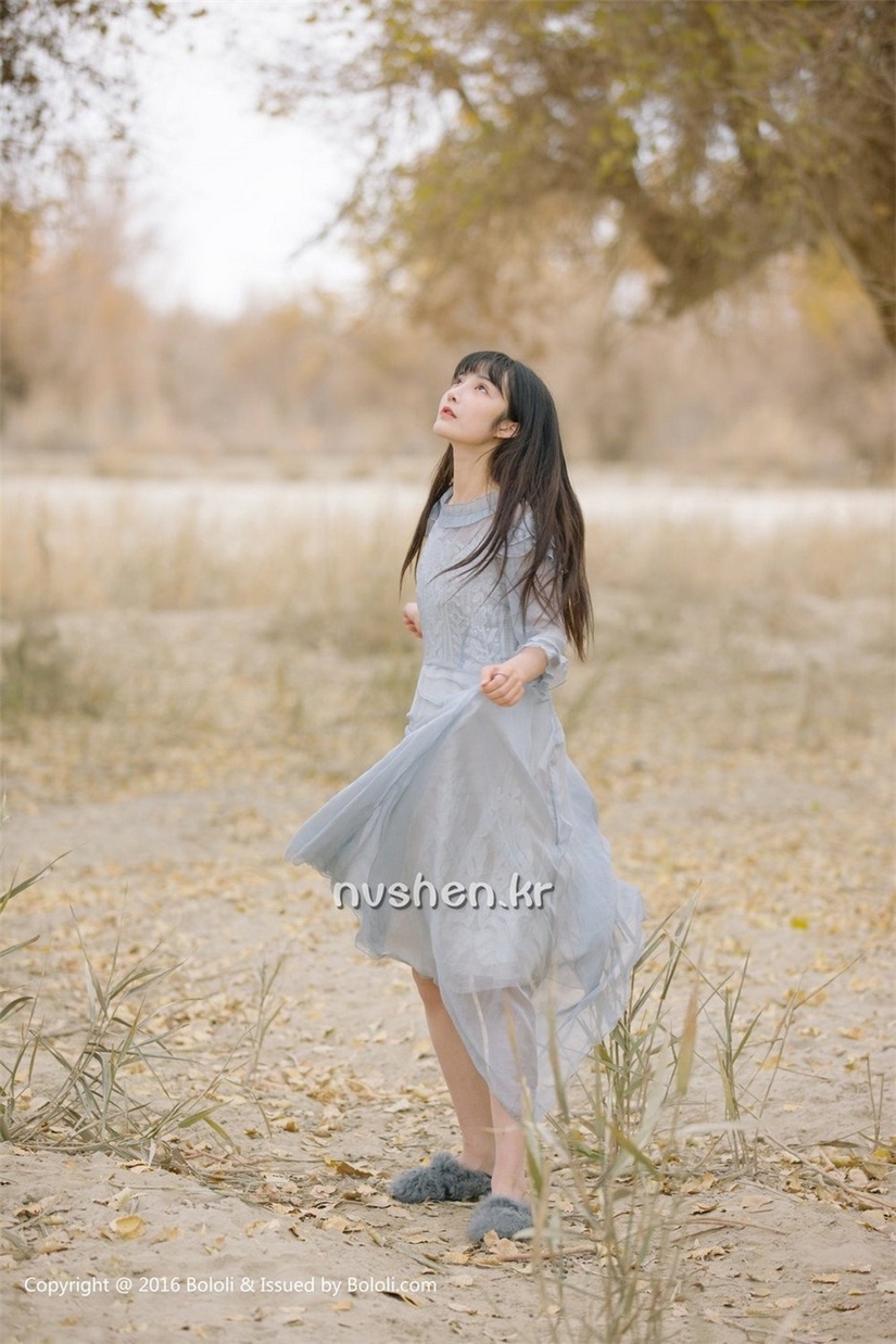 素雅高挑美女沙漠胡杨林唯美写真图片