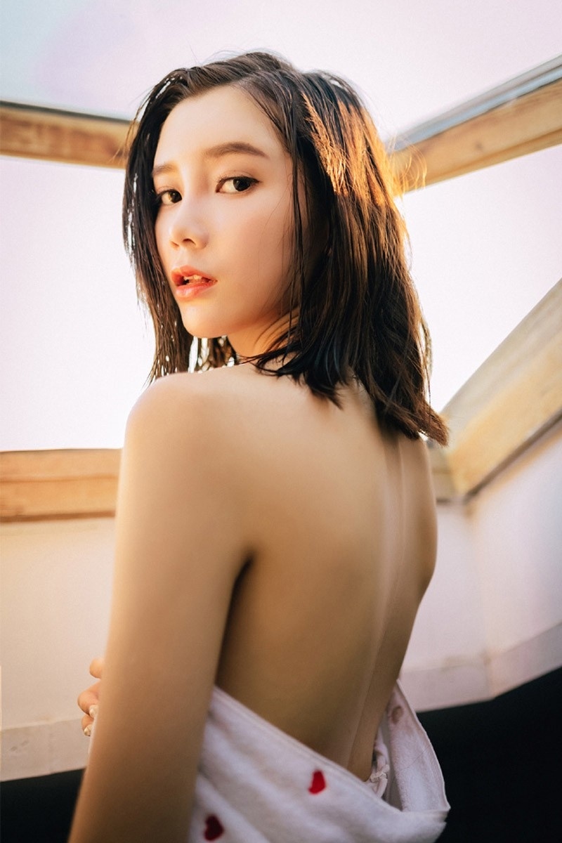 美女御姐浴室裹胸大胆人体艺术模特摄影性感写真