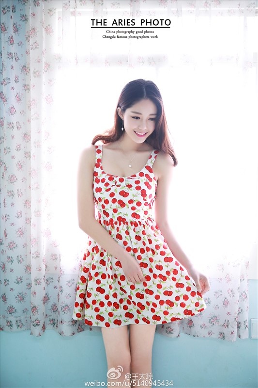 90后小清新美女王太琼微博私拍美图