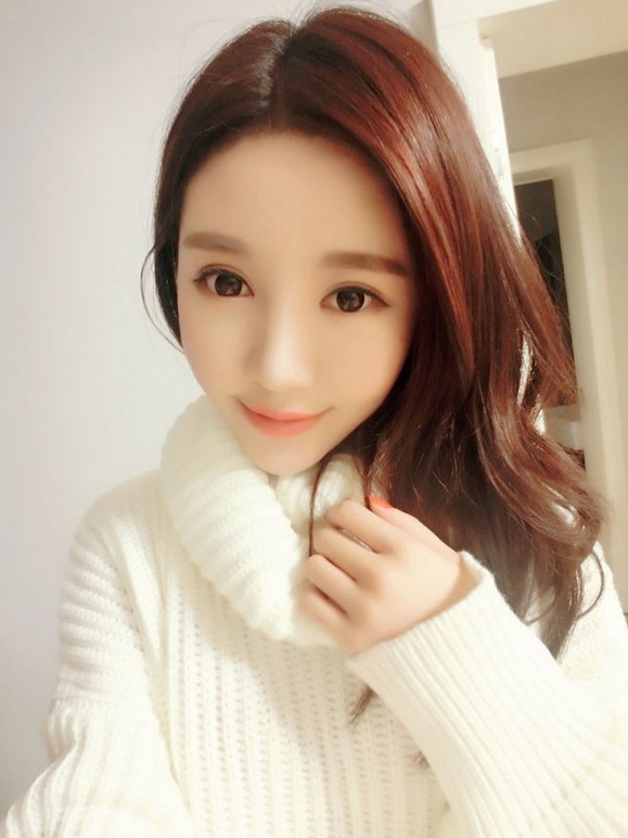 白皙粉嫩大眼网红女神诱人肌肤吹弹可破