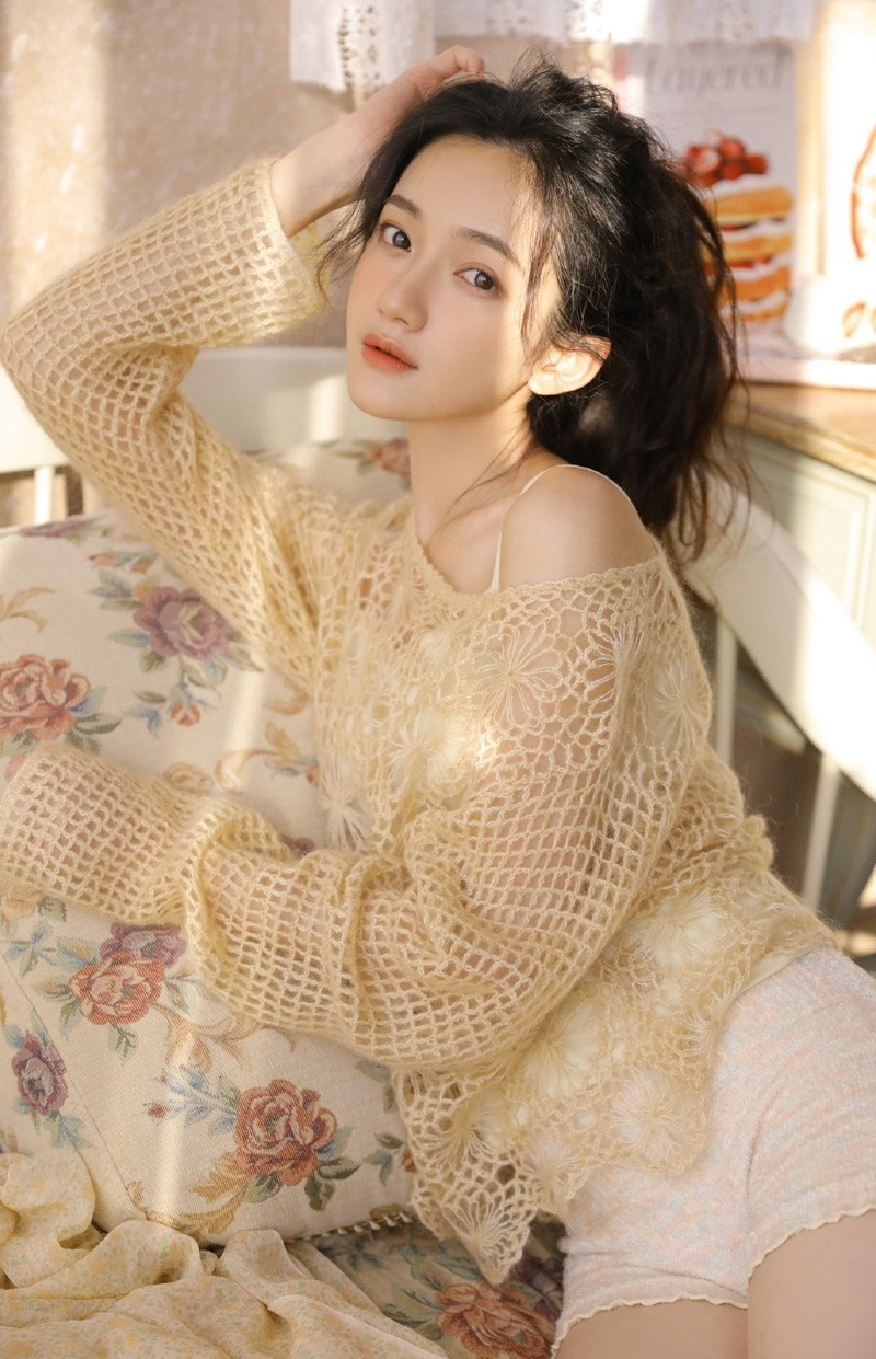 性感香肩混血美女镂空衫美腿真空诱人图片