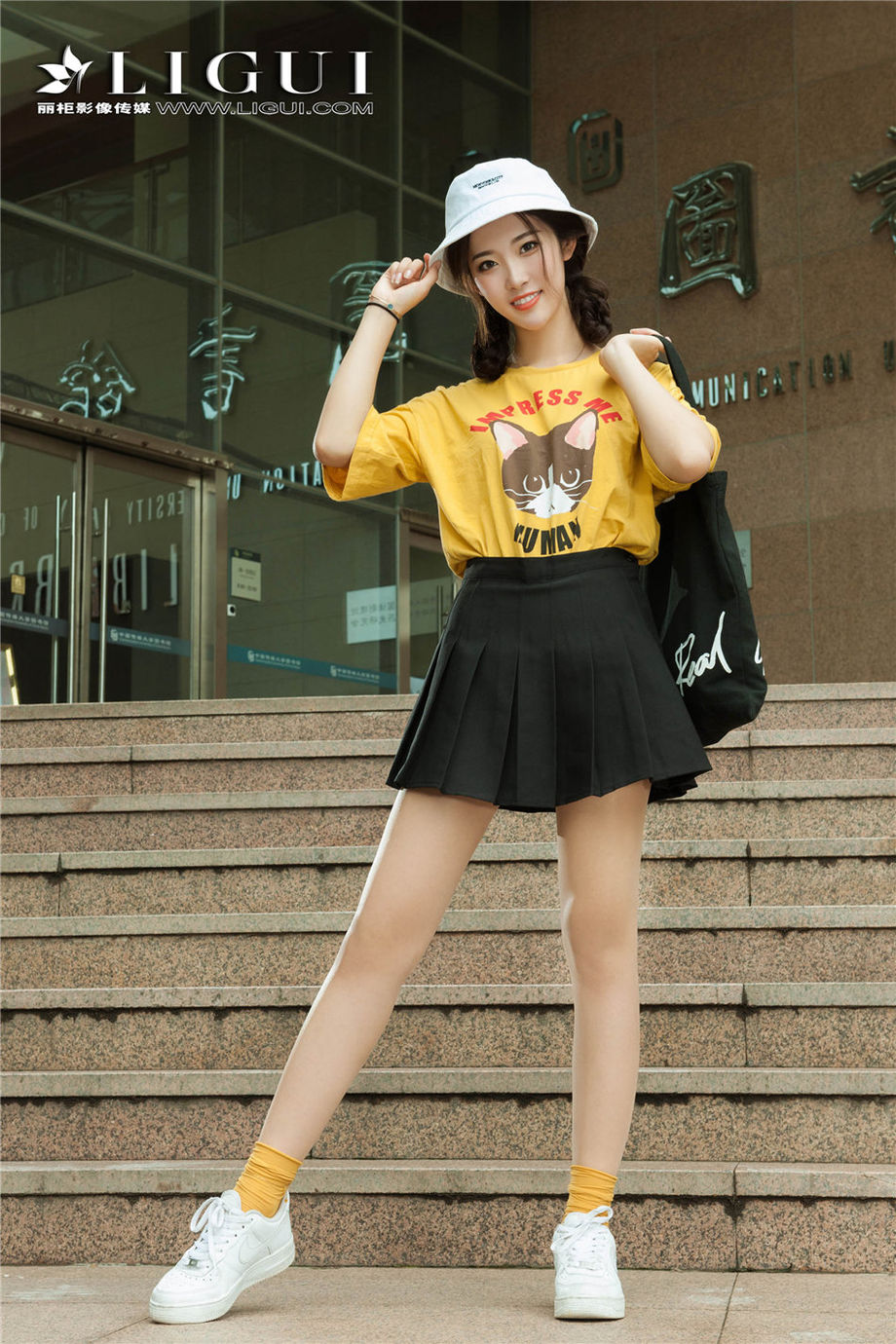 可爱美少女筱筱诱人丝袜玉足撩人街拍写真图片