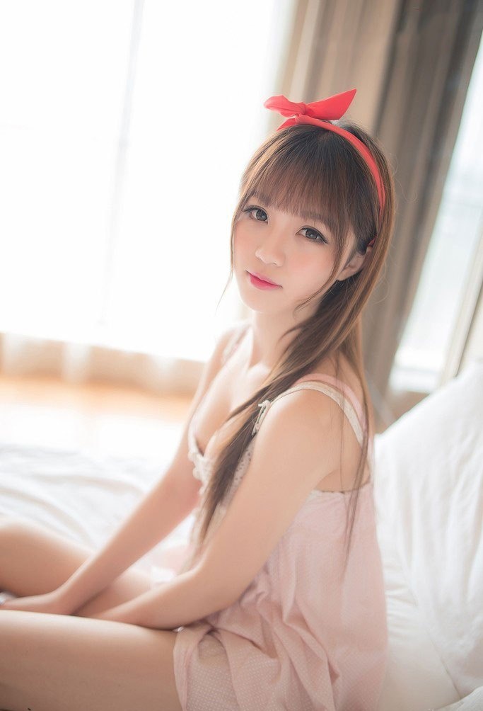 性感吊带美女酥胸睡裙电眼迷人写真图片