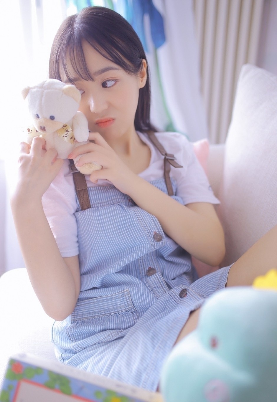 娇艳白嫩美女吊带短裤性感写真图片