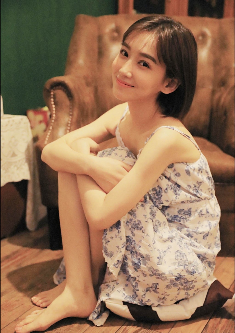 短发美女吊带碎花裙香肩美腿书房图片