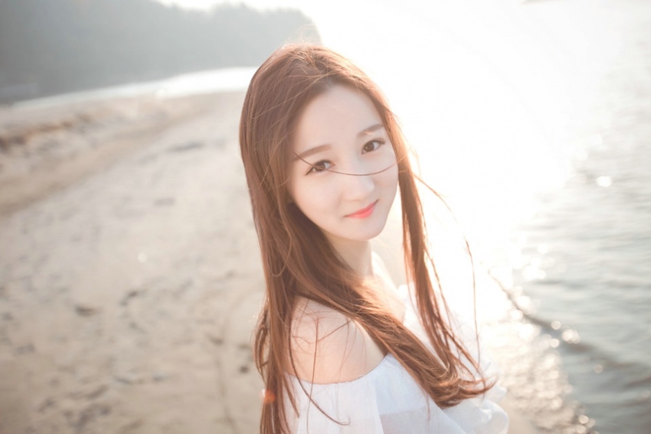 清纯美女江边白色纱裙飘逸动人甜美写真