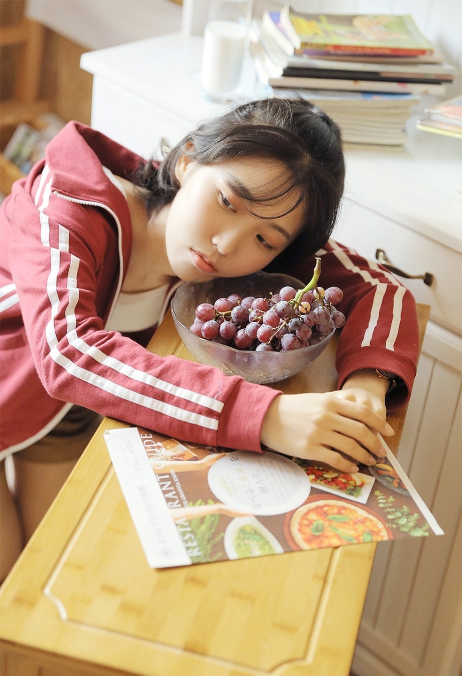 运动服少女吊带背心性感酥胸美腿写真图片