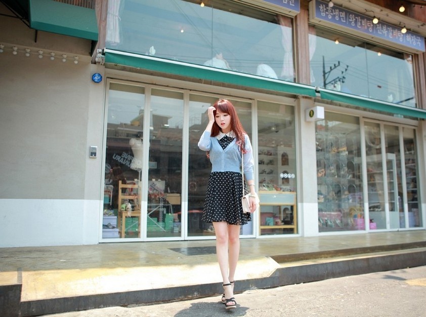 韩国气质美女模特金信英白皙高跟美腿性感写真图片