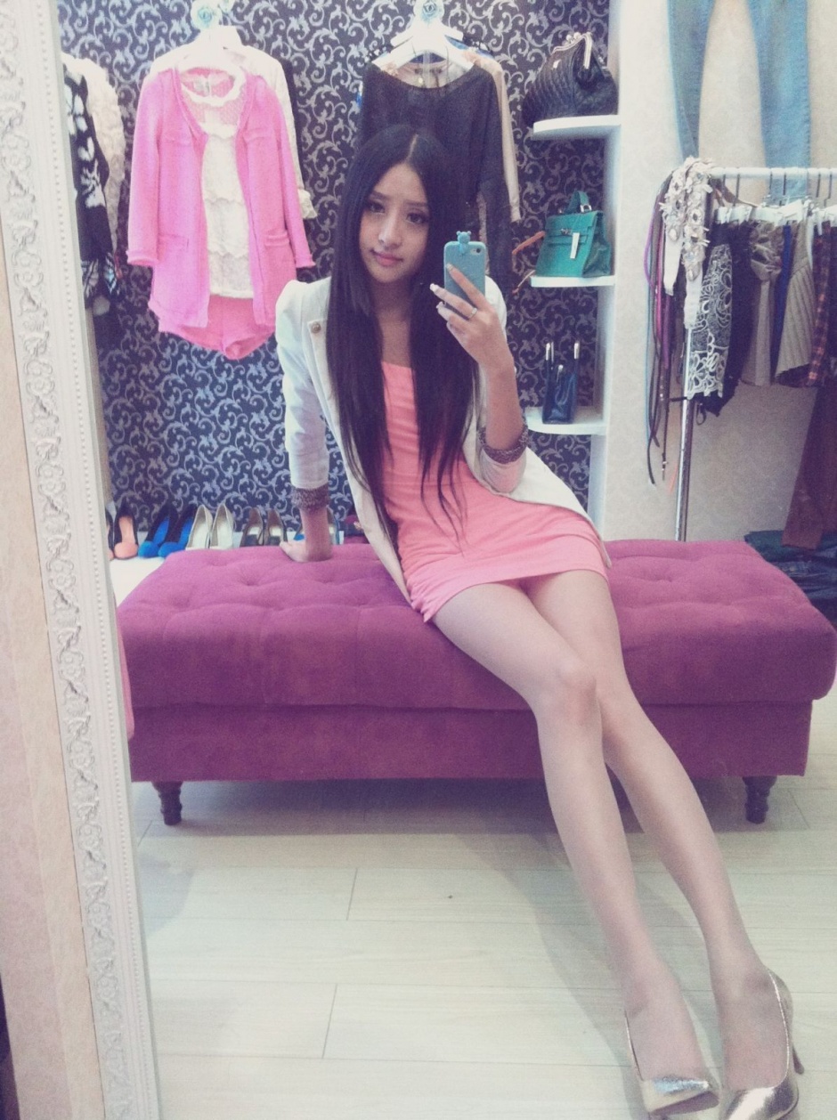 网红长腿美女Yummi丽生活自拍私密照写真