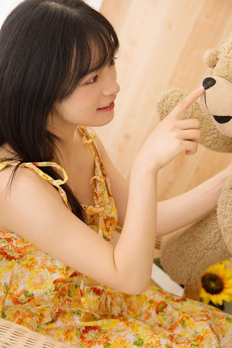 明眸皓齿邻家少女吊带花裙娇羞含情写真图片