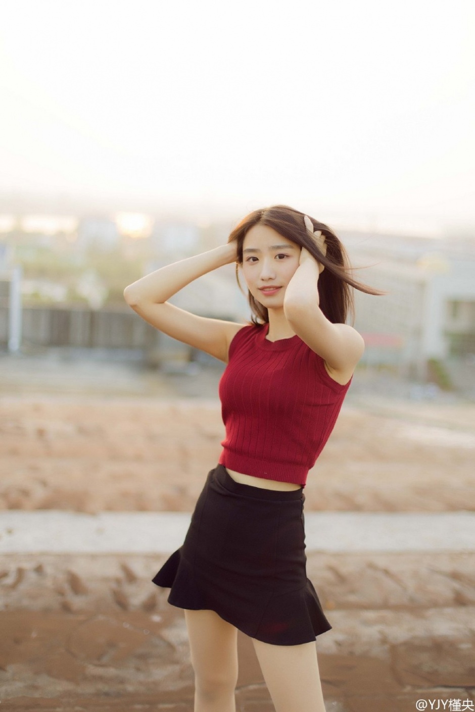 气质女神烈焰红唇迷人写真照