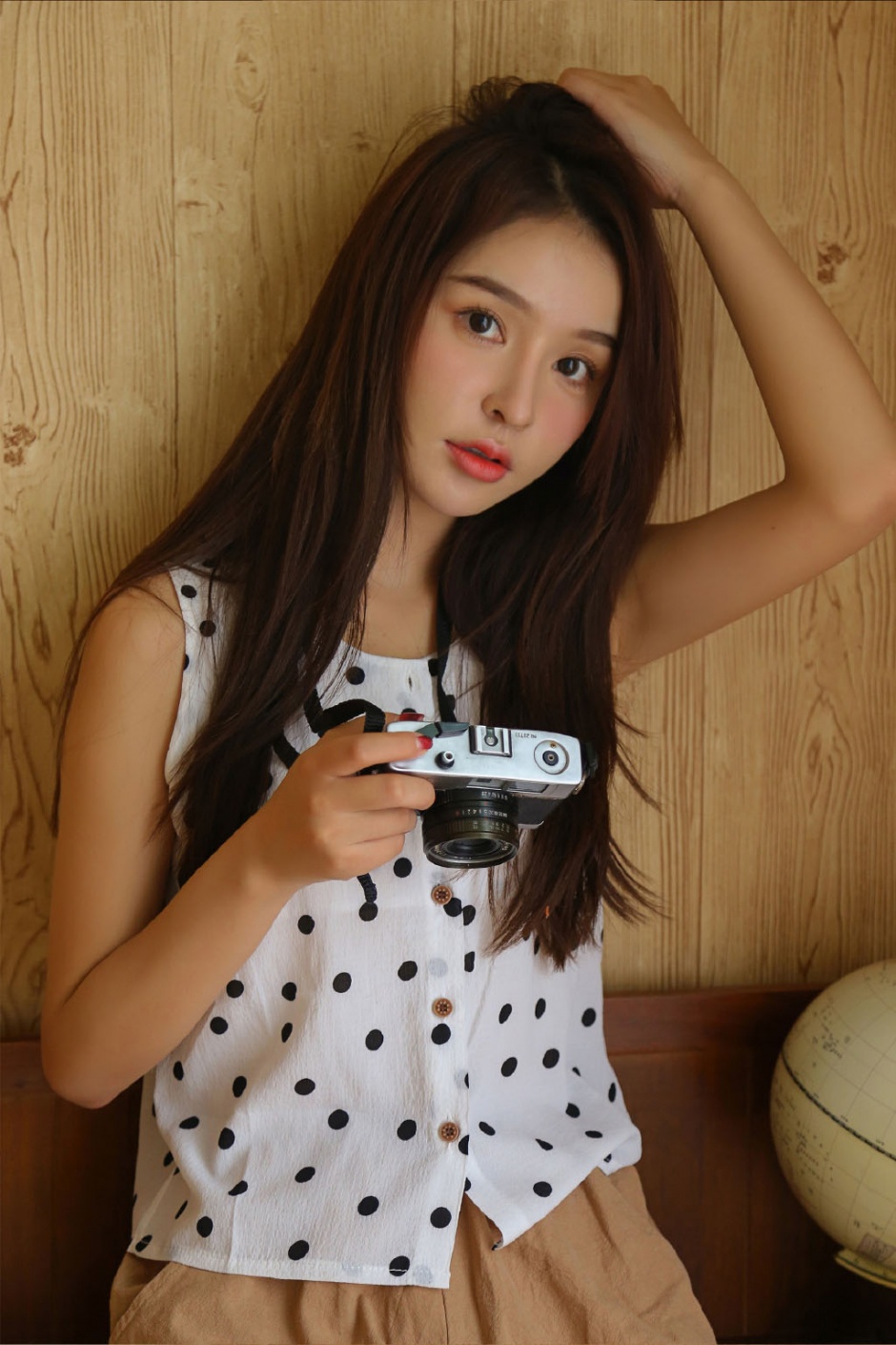 居家美女乌黑长发粉嫩脸蛋四肢纤细图片