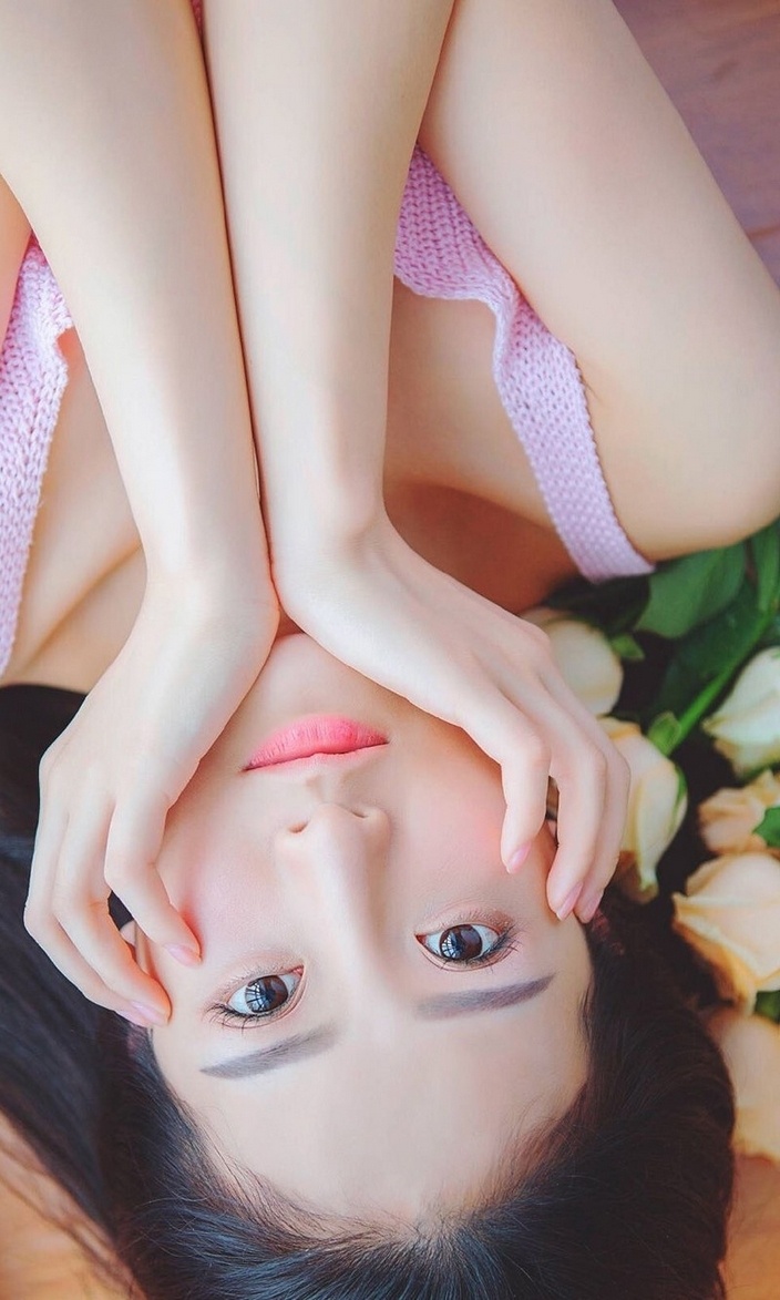 丸子头清纯美少女抹胸吊带秀雅绝俗写真图片