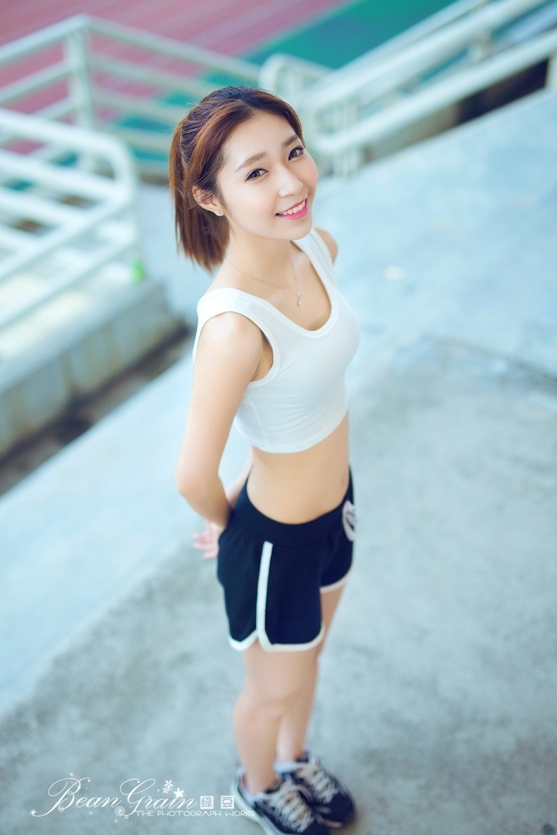 休闲运动装美女清纯白皙校园操场大秀性感小蛮腰