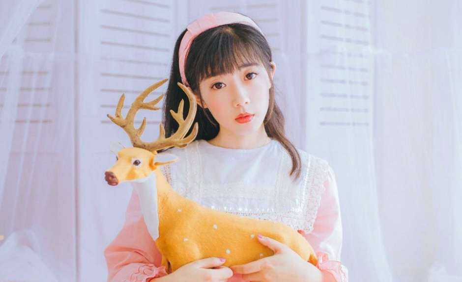 00后粉嫩少女清新甜美迷人私房写真照