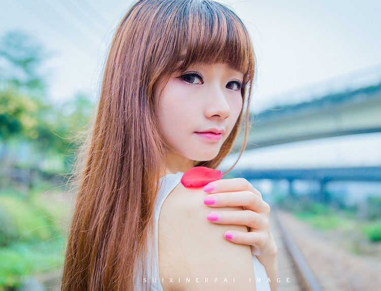 清纯白皙美女铁轨上甜笑迷人写真图片