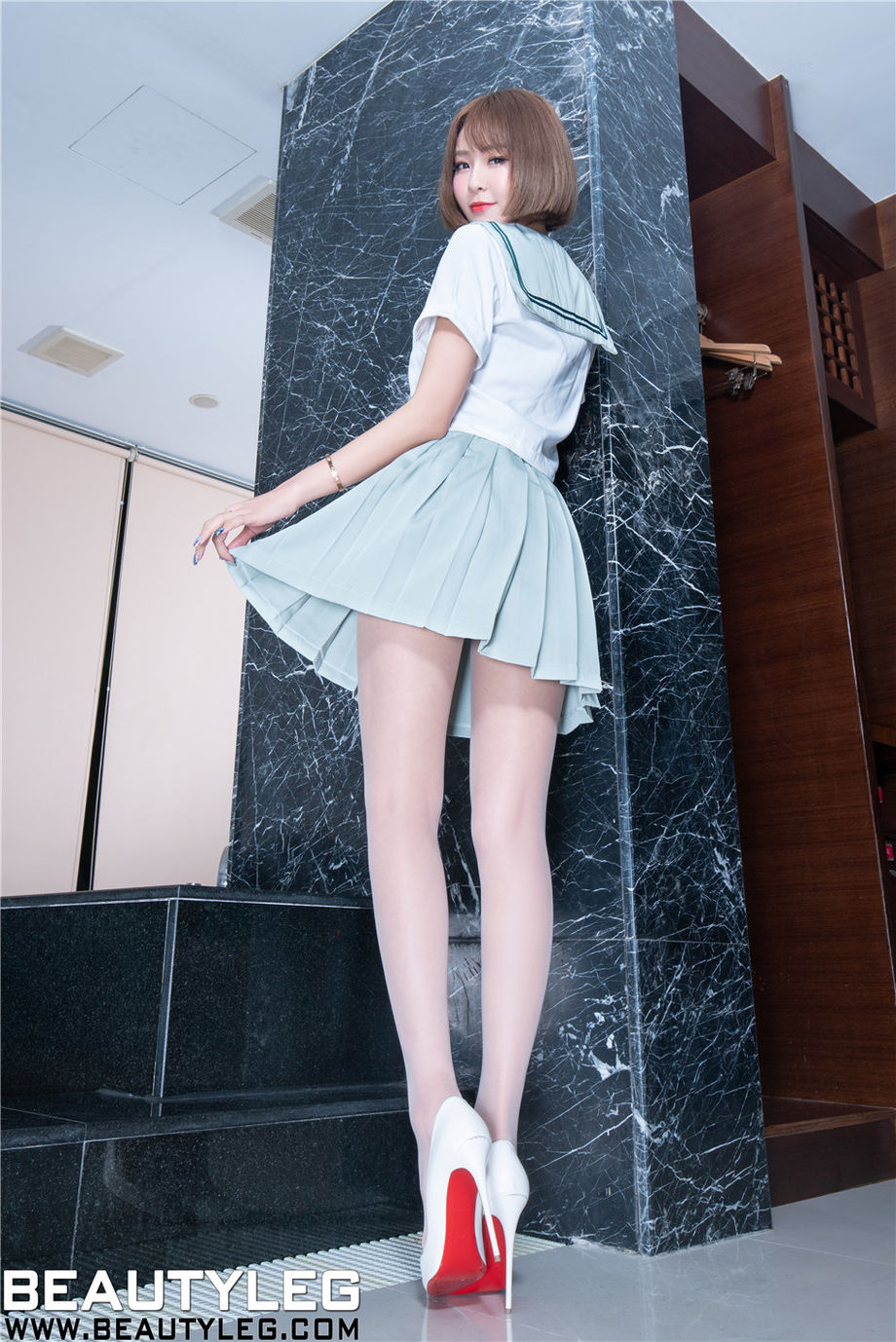 Beautyleg 台湾丝袜腿模Winnie性感吊带超短裙撩人写真图片