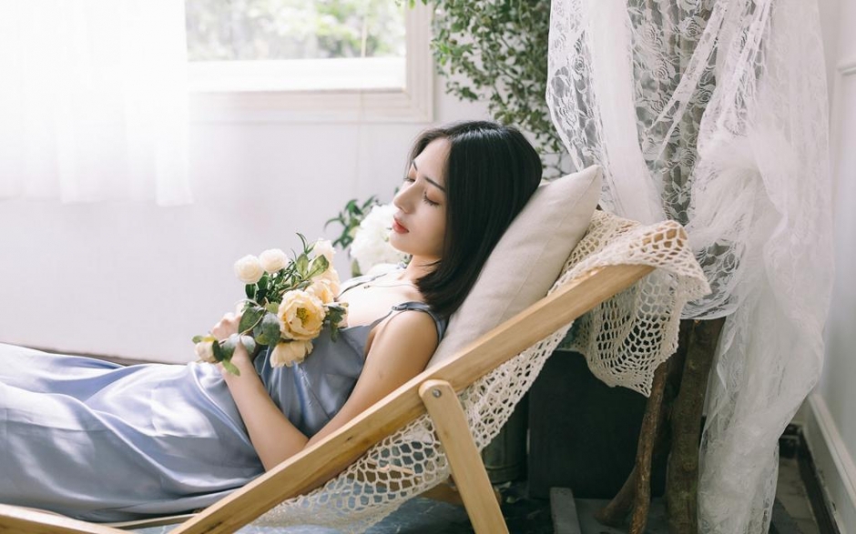 制服美女大学生长发披肩唇红齿白图片